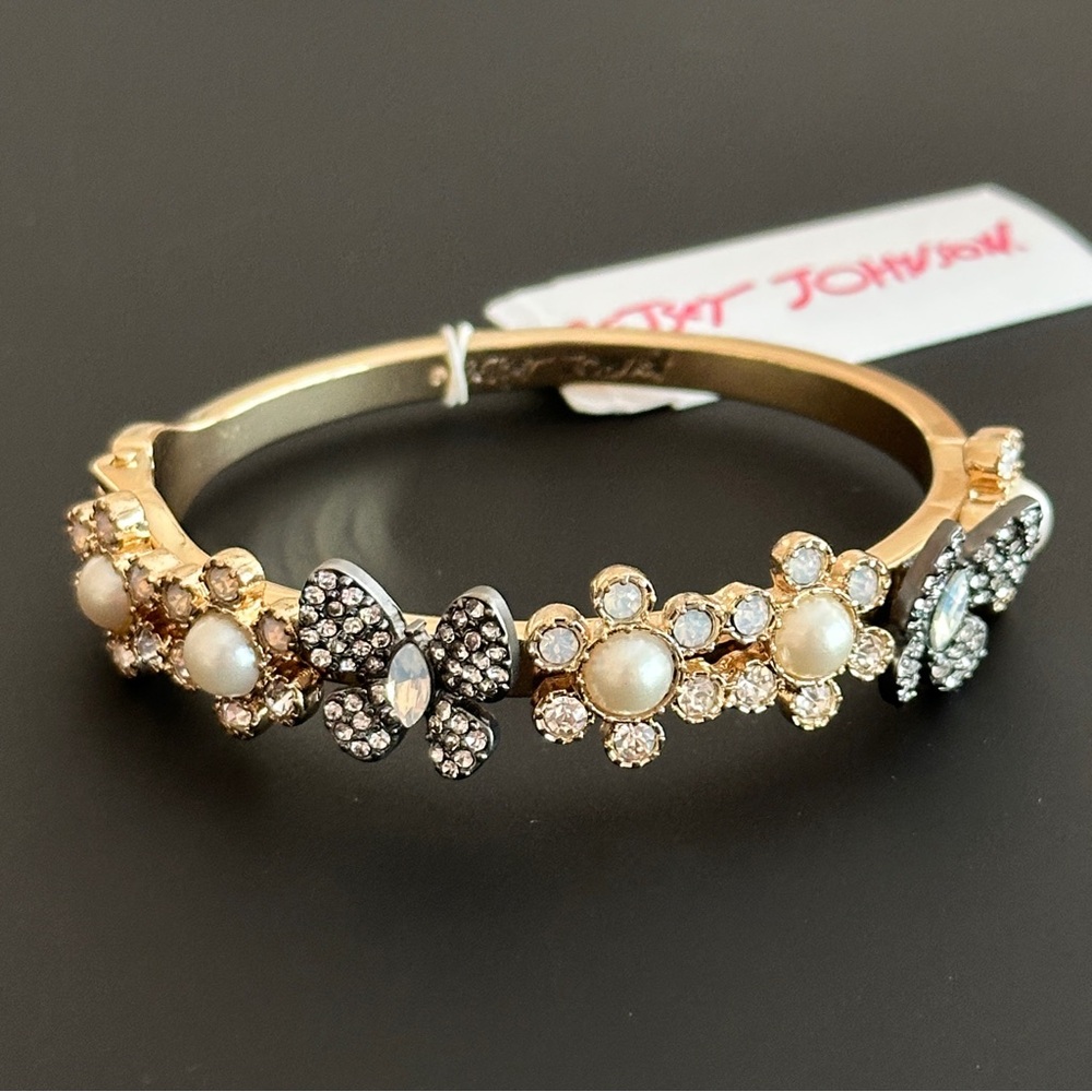 🌀 Betsey Johnson Butterfly & Flower Bangle Bracelet